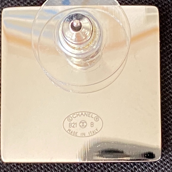 2021B CHANEL YELLOW RUNWAY SQUARE EARRINGS! - Picture 12 of 13